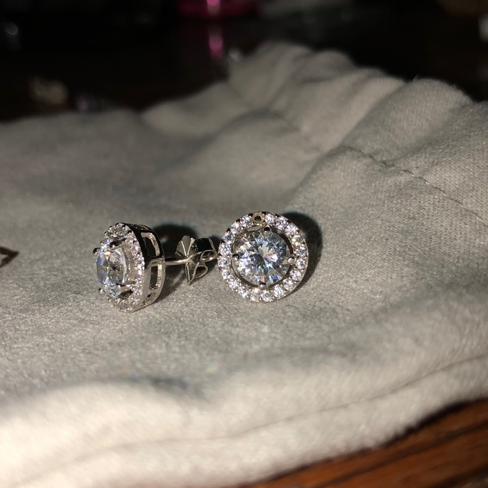 Stud earrings - Picture 1 of 2
